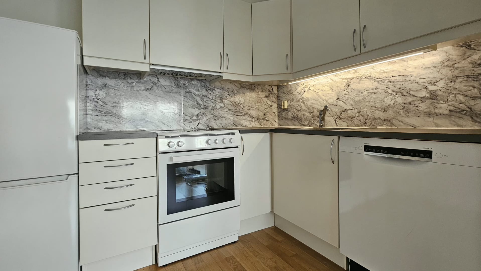 Kjøkken med hvitevarer